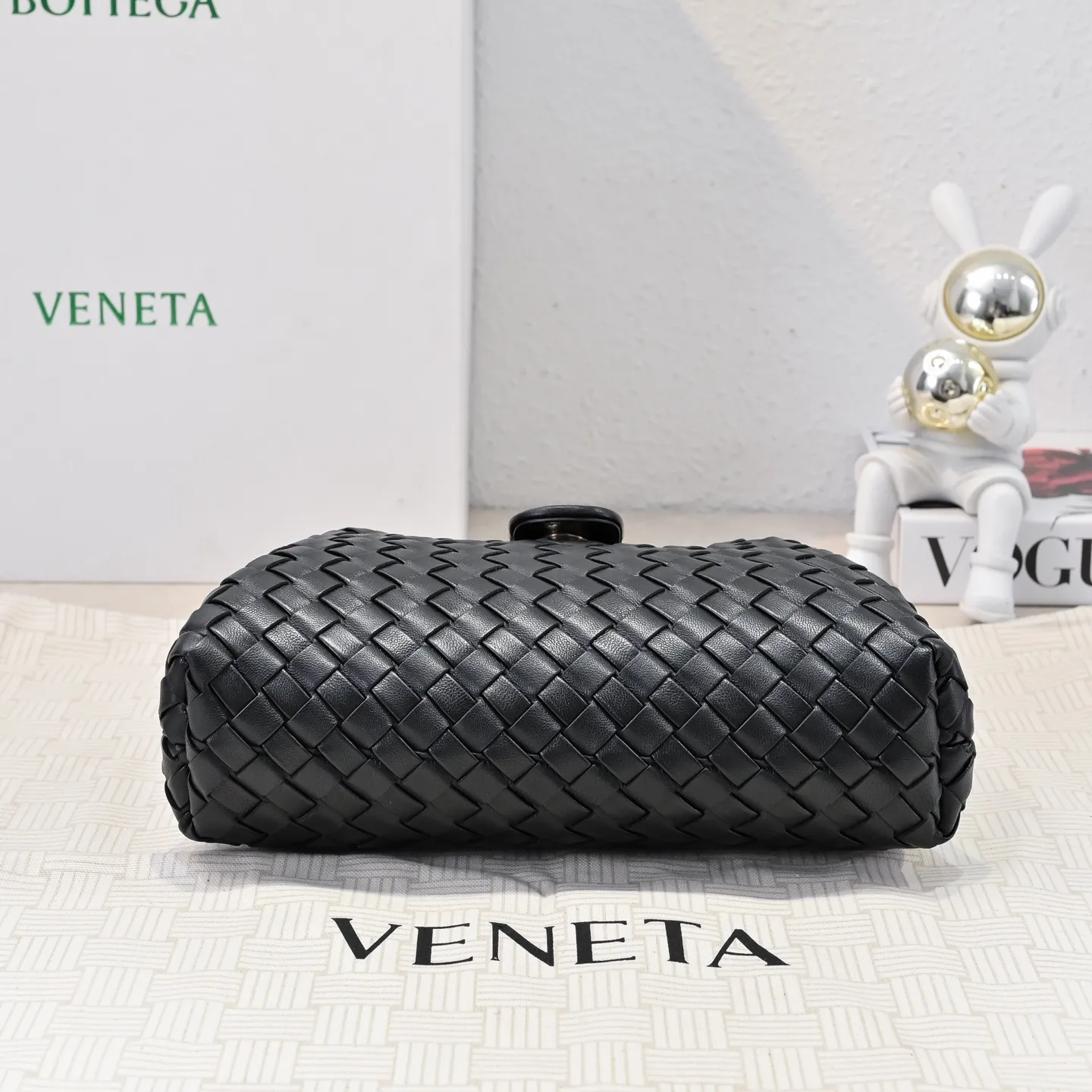 Batch 1880 BOTTEGA VENETA LAUREN 1980 small clutch bag is new! The small size that many people are squatting on is finally here. The self-adjustable zipper is a highlight of this bag. After being removed, it can be used as a handbag for important occasions. One bag unlocks two carrying methods at the same time. It is practical and has a unique sense of structure and beautiful lines. It is more elegant than a small cloud. It is a tribute to the classics and the pursuit of modernity. Style number: 4038 Size: 27*15*8cm